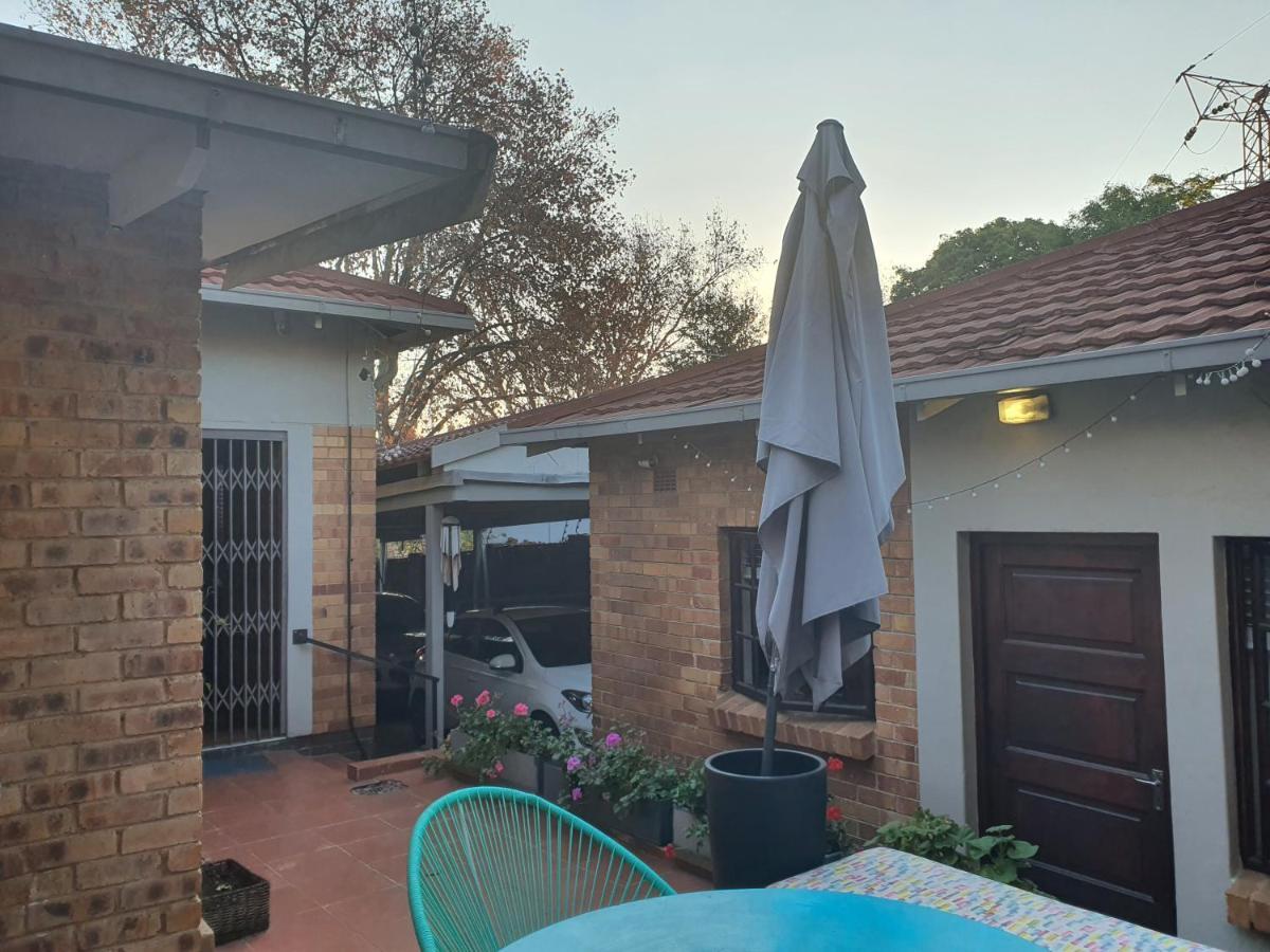 Happy Colourful Cottage Johannesburg Exterior photo